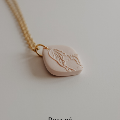 Colar com pendente quadrado rosa pó com relevo de cavalo e corrente dourada