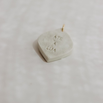 Pingente branco fosco em forma de lágrima com inscrições