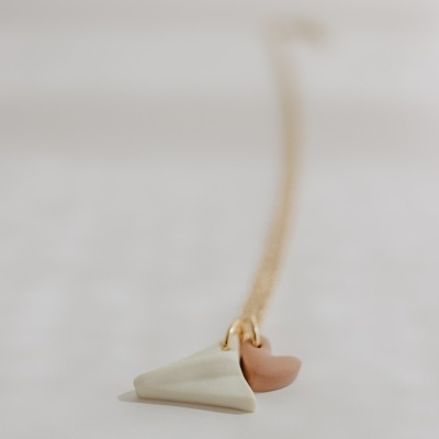 Colar com pendentes em cerâmica branco e rosa sobre fundo branco