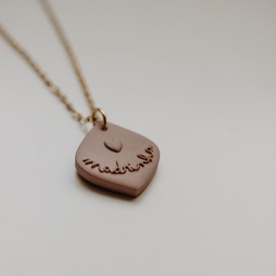 Colar com pendente rosa claro com gravação madrinha e coração