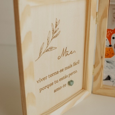 Moldura dupla de madeira clara com mensagem gravada para mãe e pequeno coração verde em relevo
