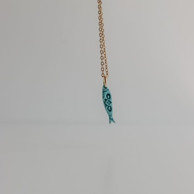 Colar com pendente azul em forma de peixe e corrente dourada