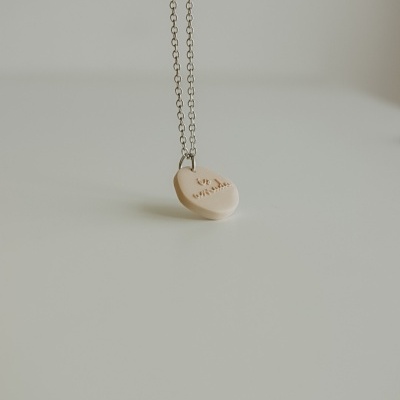 Colar com pendente oval bege gravado