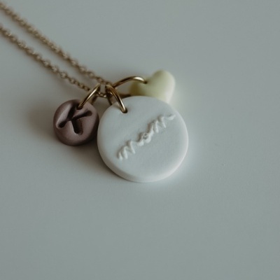 Colar com três pendentes em cerâmica, branco com moon, lilás com K e coração creme