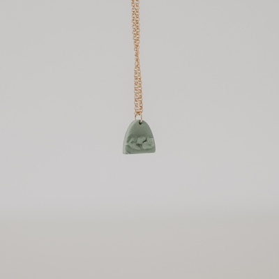 Colar com pendente de pedra verde com padrão marmoreado