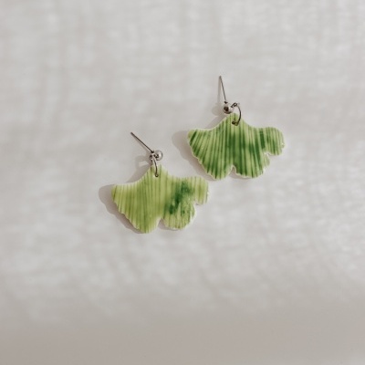 Brincos verdes em forma de folhas de cerâmica com gancho prateado
