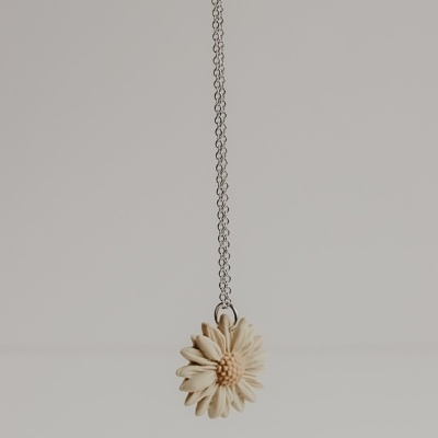 Colar com pendente de flor bege pendurado por corrente prateada