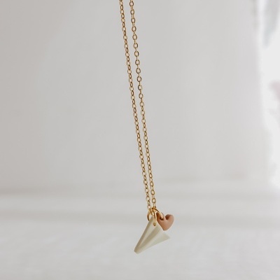 Colar dourado com pingentes em forma de coração castanho e triângulo creme