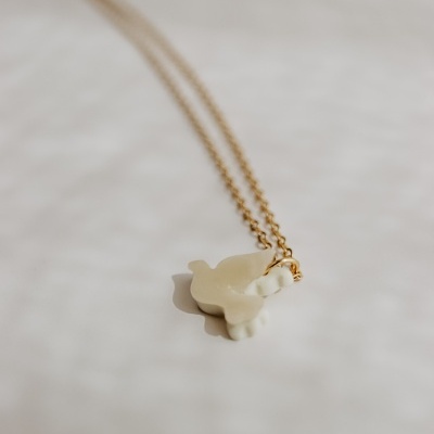 Colar dourado com pendente de borboleta branco