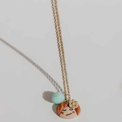 Colar com pendente redondo e elementos decorativos azul e bege