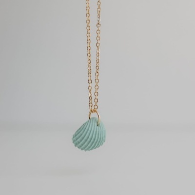 Colar com pendente de concha verde água com corrente dourada