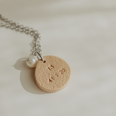 Colar com pendente redondo bege e bola branca