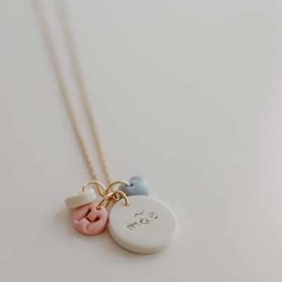 Colar com pendentes redondos coloridos e cadeia dourada