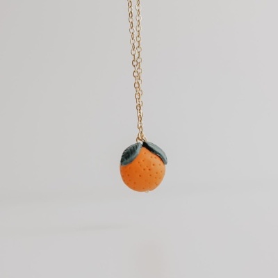 Colar com pendente em forma de laranja suspenso