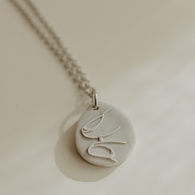 Colar com pendente oval cinza claro e corrente prateada