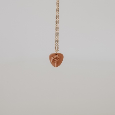 Colar com pendente triangular castanho e corrente dourada