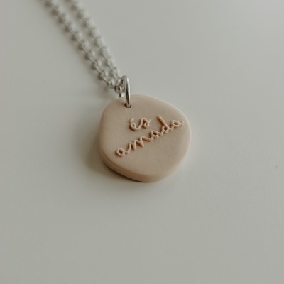 Colar com pendente redondo bege e corrente prateada