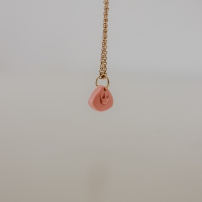 Colar com pendente rosa claro e corrente dourada