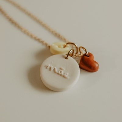 Colar com pendentes em branco, vermelho e amarelo