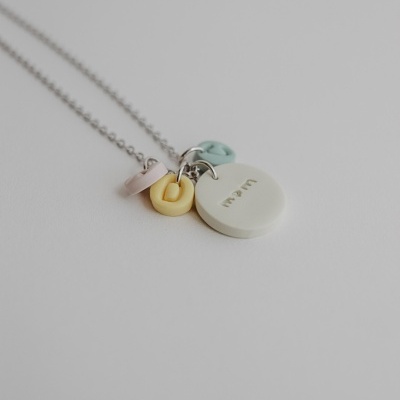 Colar com vários pendentes coloridos e corrente prateada