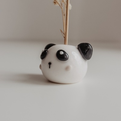 Vaso em forma de panda com bandeira e pauzinho de madeira