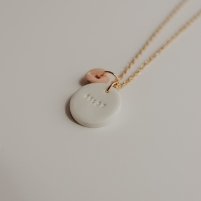 Colar com pendentes branco e cor-de-rosa em fundo branco