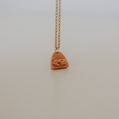Colar com pendente em terracota laranja e corrente dourada