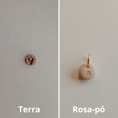 Dois pendentes pequenos, terra com letra 'v' e rosa-pó com letra 'G', fundo branco.