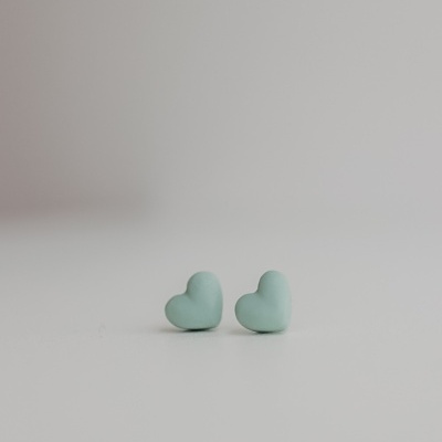 Par de brincos em forma de coração azul claro