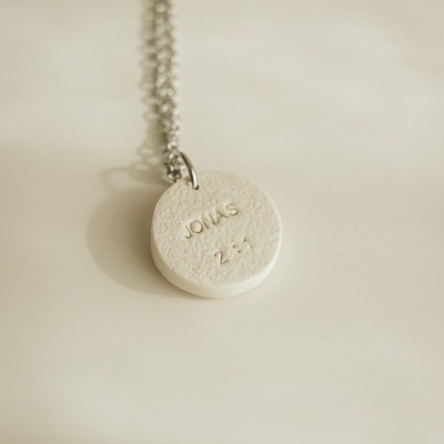 Colar com pendente redondo branco com gravação Jonas 2:1