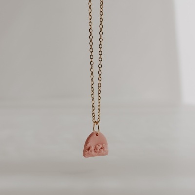 Colar com pendente rosa em forma de saco e corrente dourada