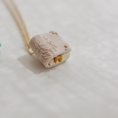 Colar com pendente branco bege texturizado em forma de livro pequeno