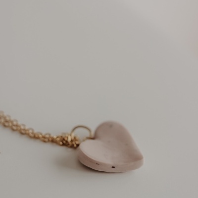 Colar com pendente em forma de coração rosa claro com corrente dourada