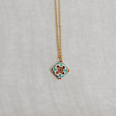 Colar com pendente quadrado de cerâmica com padrão floral colorido