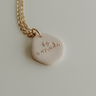 Colar com pendente branco e corrente dourada