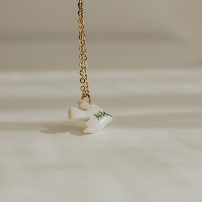 Colar com pendente em pedra branca e corrente dourada