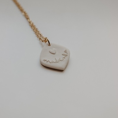 Colar com pendente branco losango com palavra Madrinha