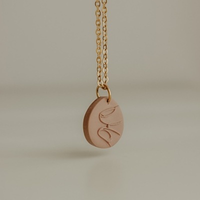 Colar com pendente oval de barro e corrente dourada