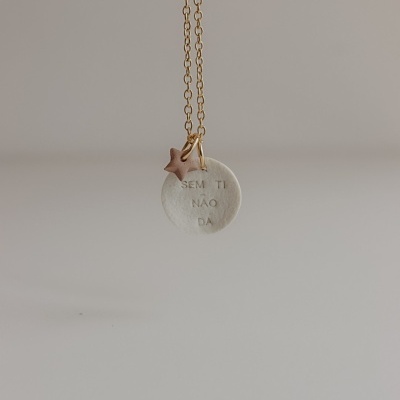 Colar com pendente redondo branco e estrela castanha