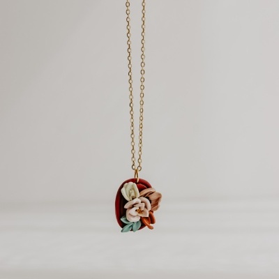 Colar com pendente oval vermelho e flores decorativas pequenas multicolor