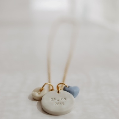 Colar com contas em cerâmica branca e corações azul e bege, com gravação 25 . 03 2018.