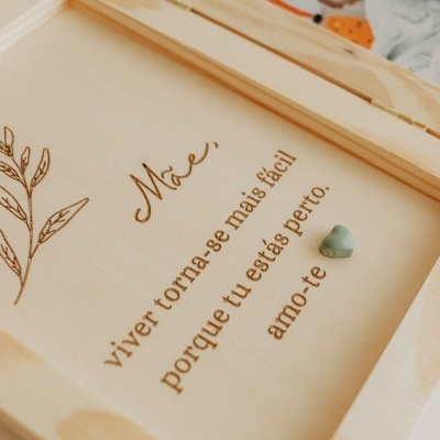 Moldura de madeira com mensagem gravada para mãe e coração verde em relevo