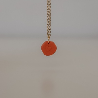 Colar com pendente vermelho em forma orgânica e coração gravado