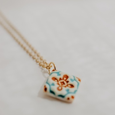 Colar com pendente quadrado em cerâmica decorada a azul e castanho