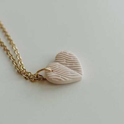 Colar com pendente coração texturizado cor pérola e corrente dourada