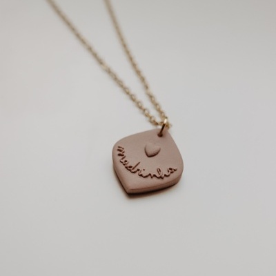 Colar dourado com pendente rosa claro escrito madrinha e coração em relevo