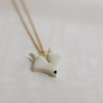 Colar com pendente em forma de pássaro branco em fio dourado