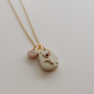 Colar com pendentes de bailarina e letra M, corrente dourada