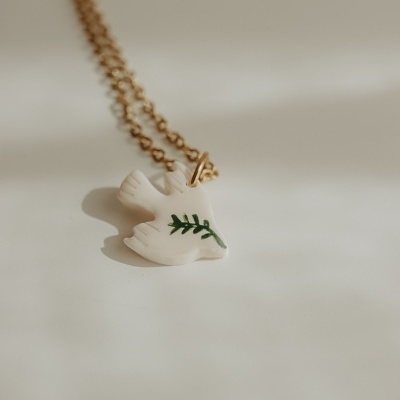 Colar com pendente de pomba branca com raminho verde
