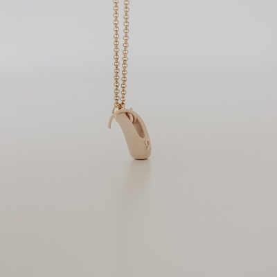 Colar dourado com pendente liso e polido suspenso